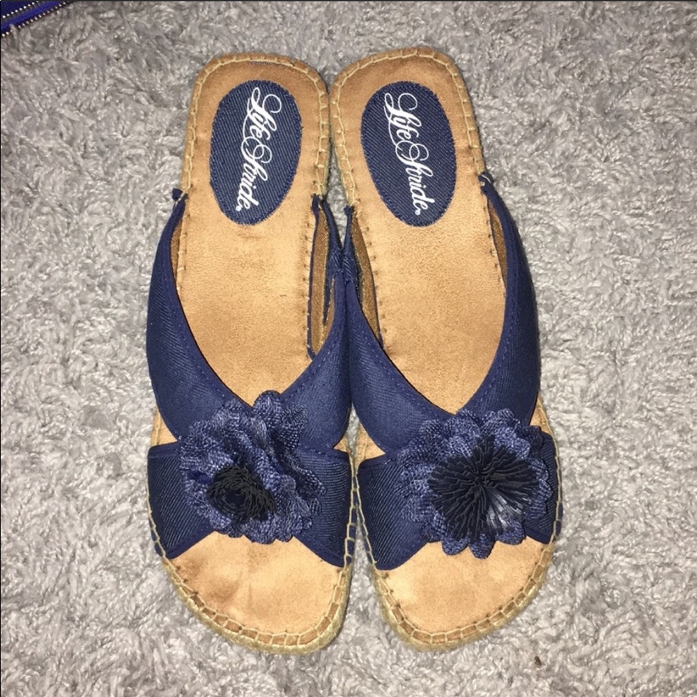 Floral wedge sandals in navy